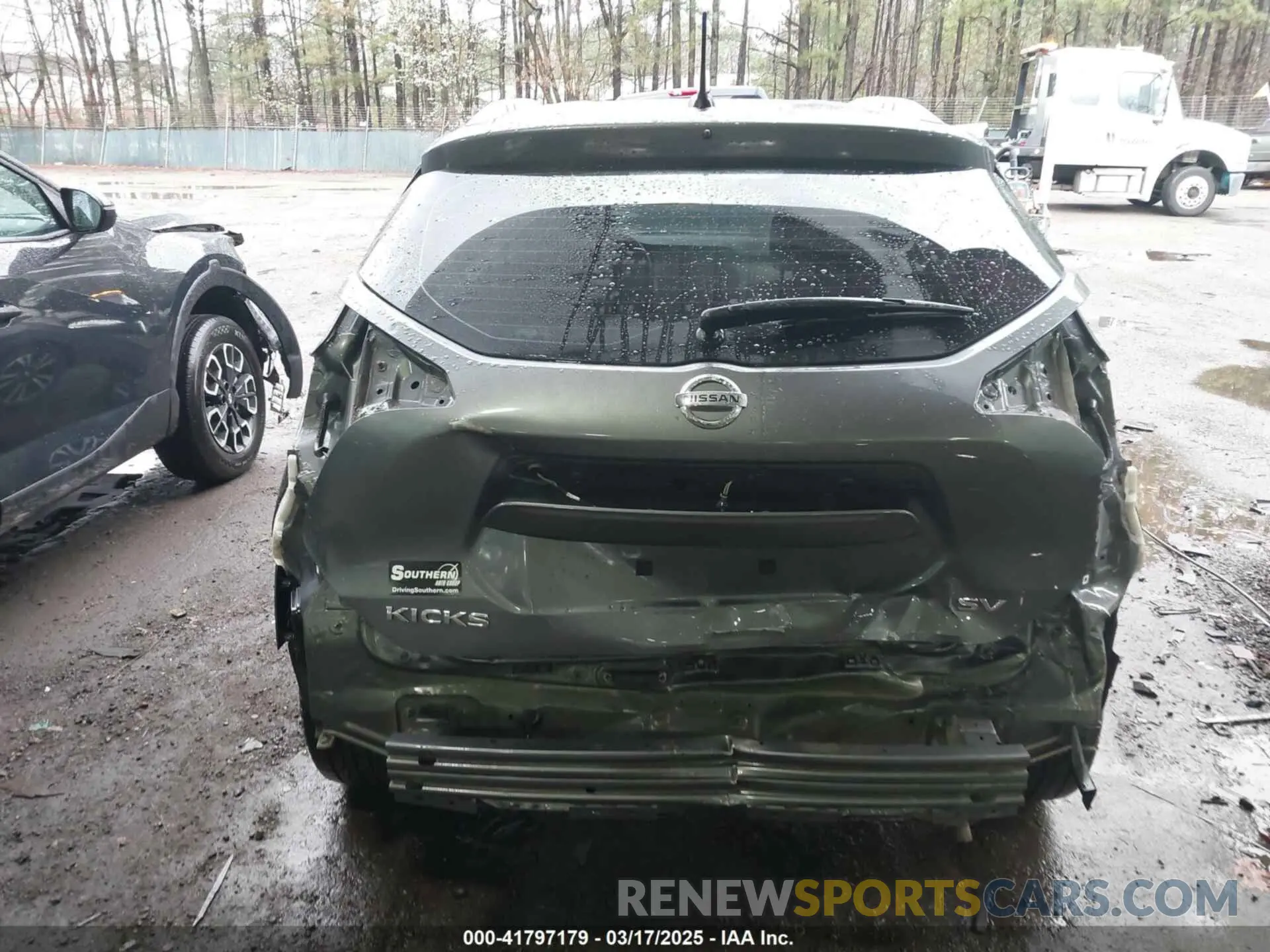 17 Photograph of a damaged car 3N1CP5CV1LL550962 NISSAN KICKS 2020