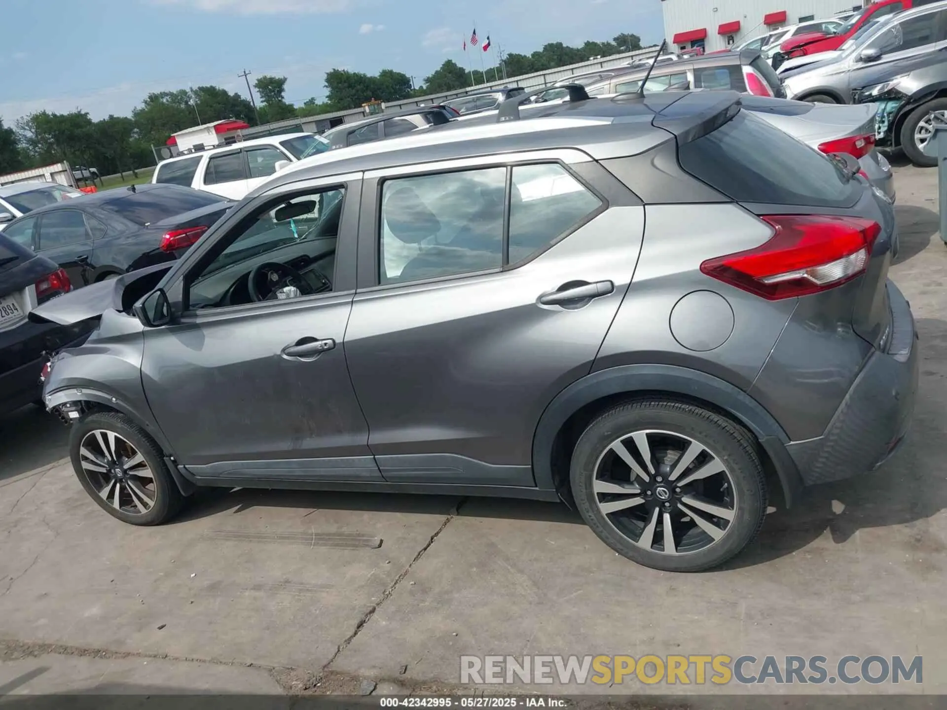 15 Photograph of a damaged car 3N1CP5CV2LL487189 NISSAN KICKS 2020