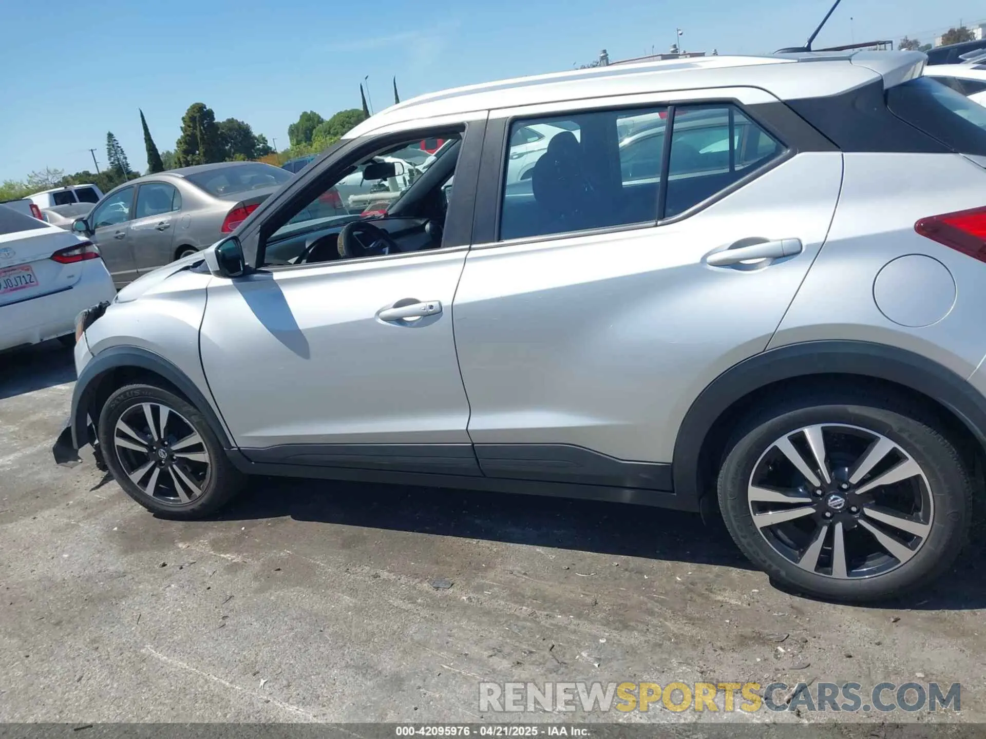 14 Photograph of a damaged car 3N1CP5CV2LL495762 NISSAN KICKS 2020