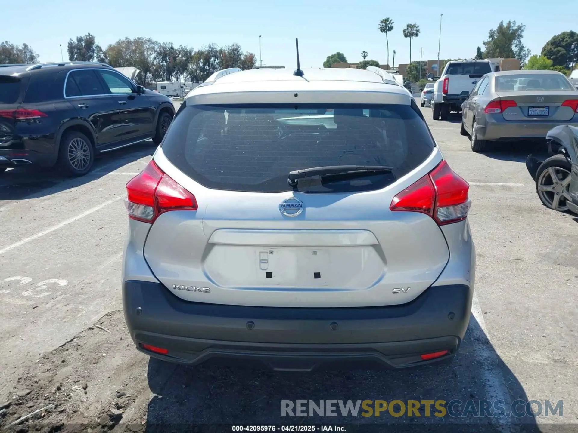 16 Photograph of a damaged car 3N1CP5CV2LL495762 NISSAN KICKS 2020