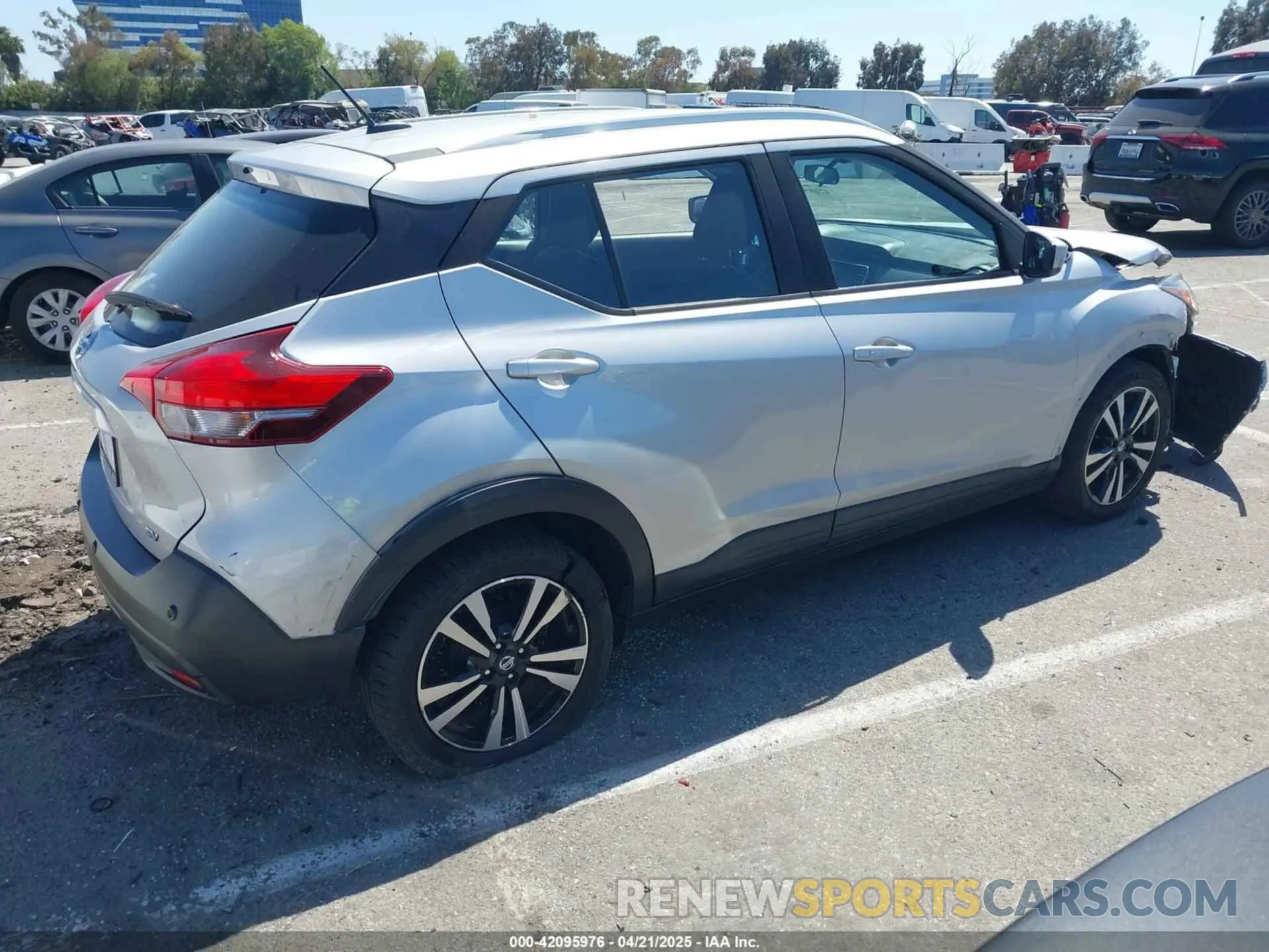 4 Photograph of a damaged car 3N1CP5CV2LL495762 NISSAN KICKS 2020