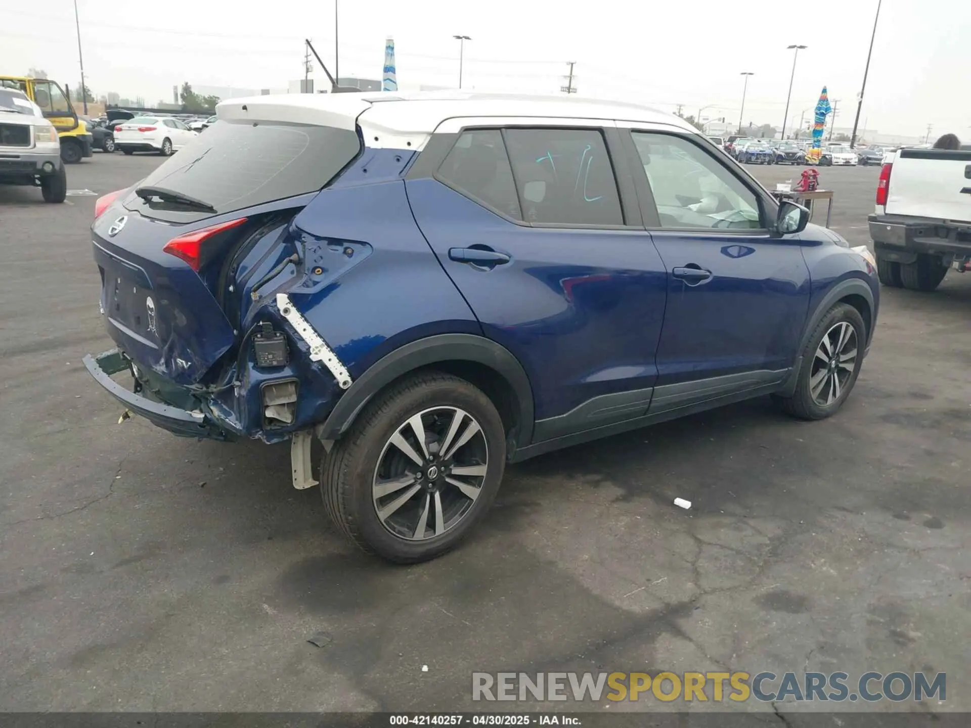 4 Photograph of a damaged car 3N1CP5CV2LL501138 NISSAN KICKS 2020