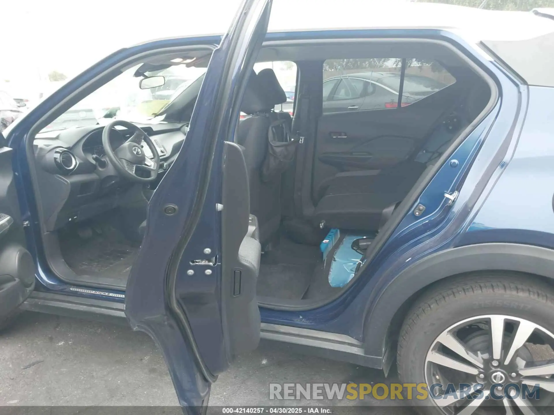 8 Photograph of a damaged car 3N1CP5CV2LL501138 NISSAN KICKS 2020