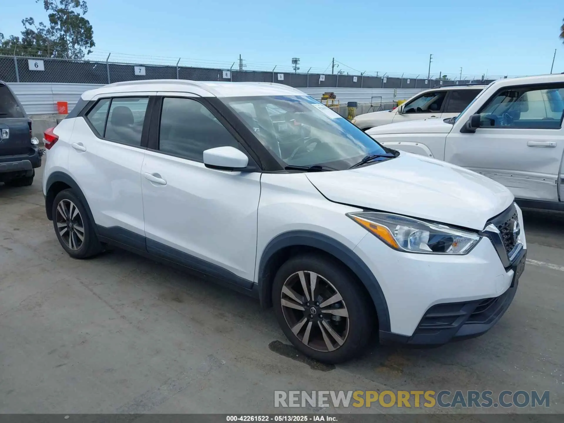 1 Photograph of a damaged car 3N1CP5CV3LL483605 NISSAN KICKS 2020