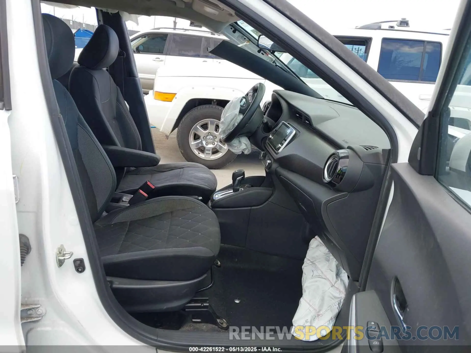 5 Photograph of a damaged car 3N1CP5CV3LL483605 NISSAN KICKS 2020