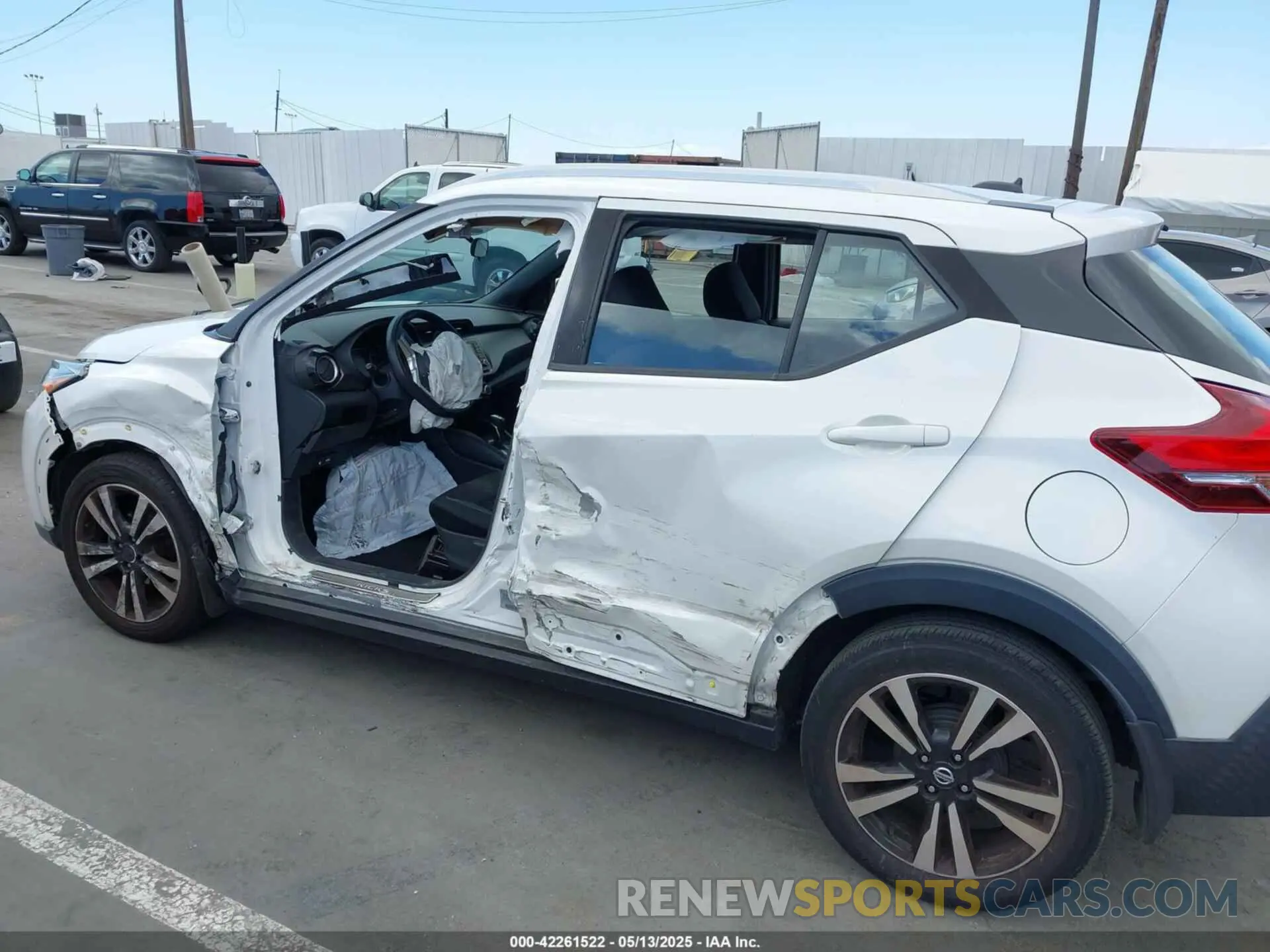 6 Photograph of a damaged car 3N1CP5CV3LL483605 NISSAN KICKS 2020