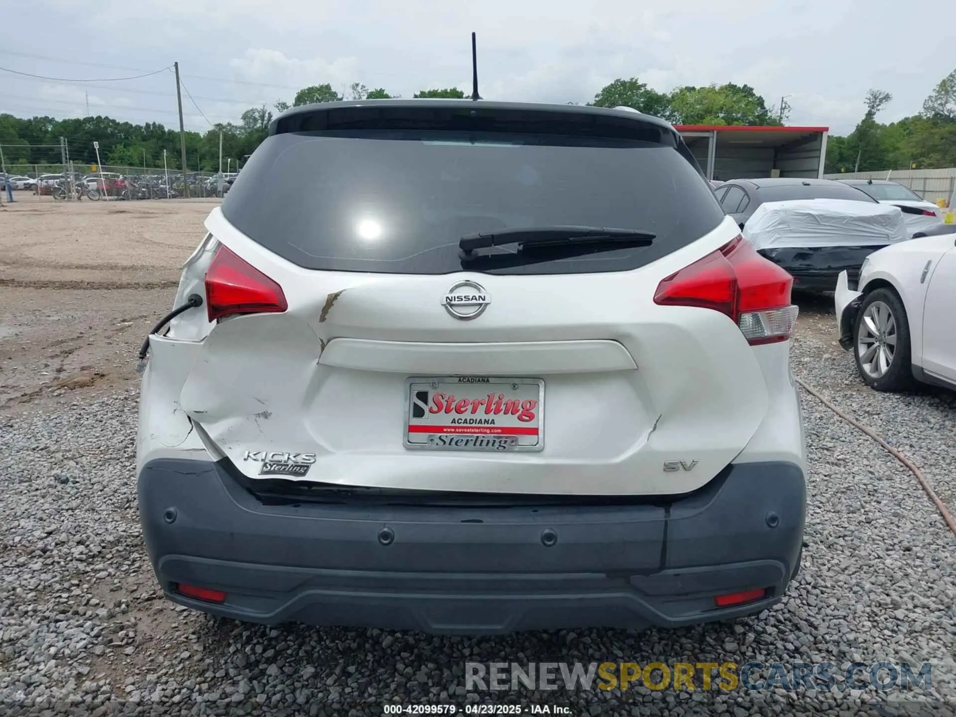 17 Photograph of a damaged car 3N1CP5CV5LL527197 NISSAN KICKS 2020