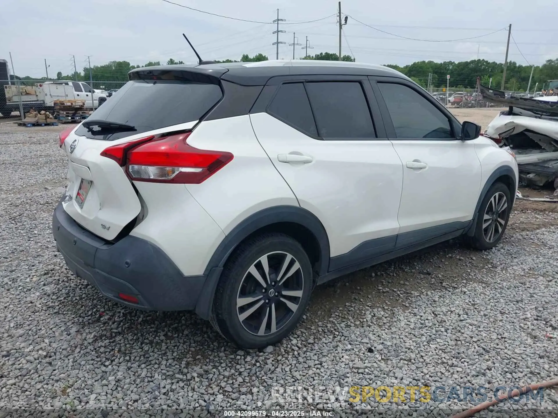 4 Photograph of a damaged car 3N1CP5CV5LL527197 NISSAN KICKS 2020