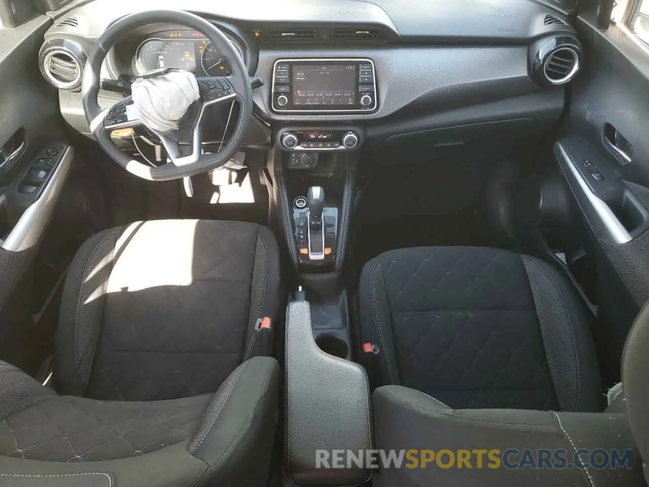 8 Photograph of a damaged car 3N1CP5CV5LL545425 NISSAN KICKS 2020