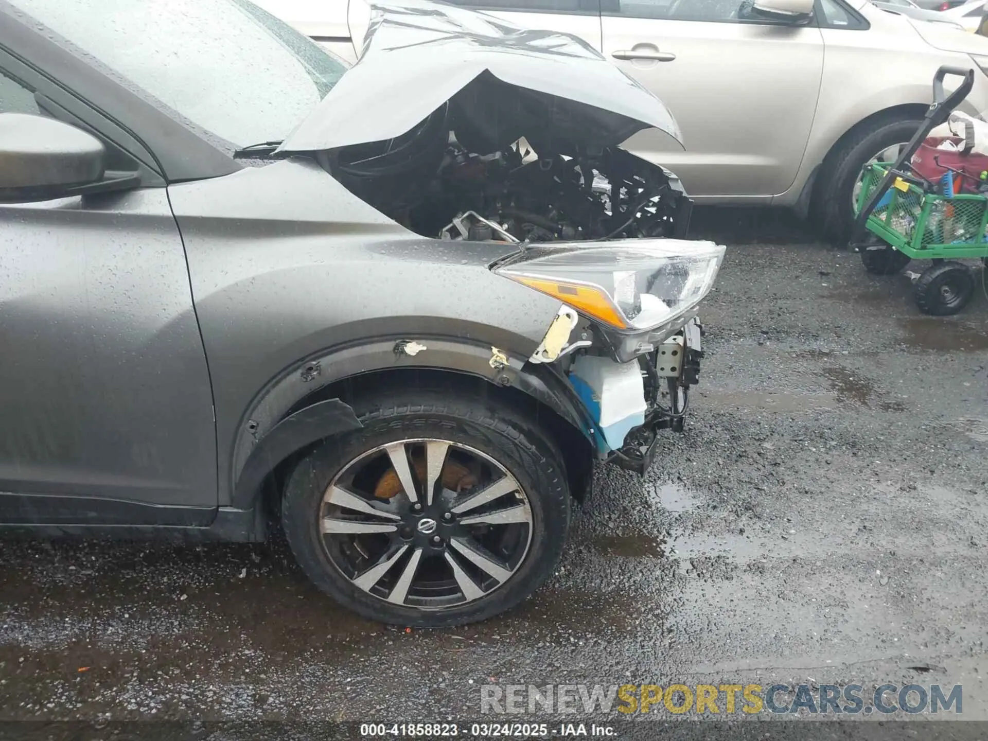 17 Photograph of a damaged car 3N1CP5CV6LL525992 NISSAN KICKS 2020