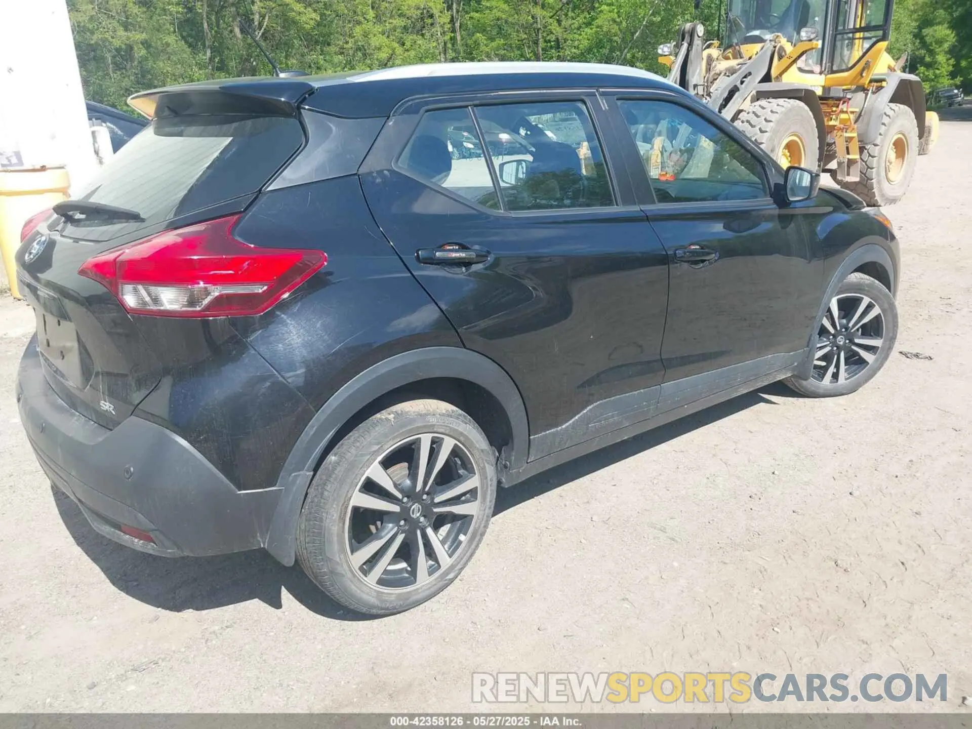 4 Photograph of a damaged car 3N1CP5CV6LL529069 NISSAN KICKS 2020