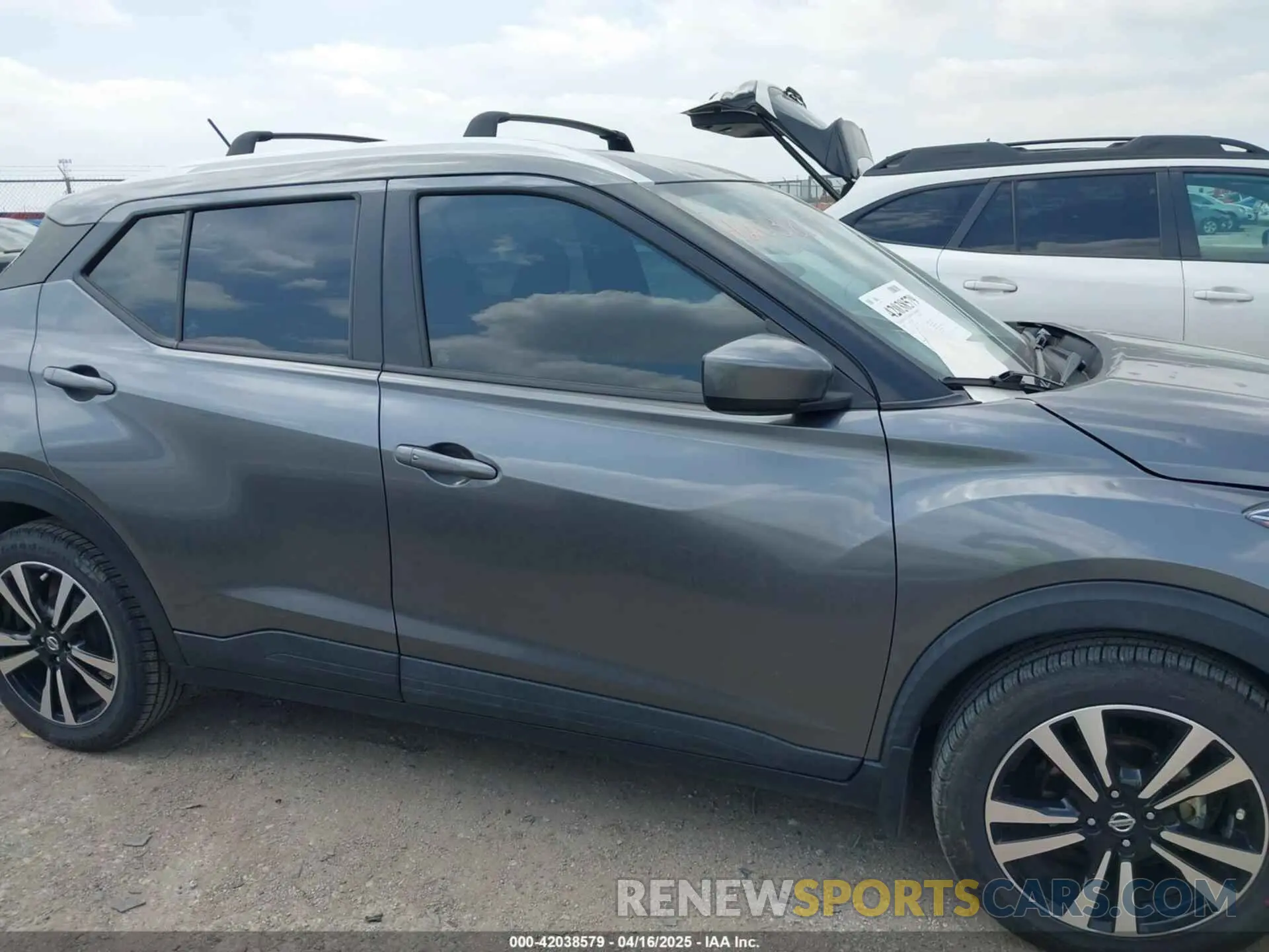 13 Photograph of a damaged car 3N1CP5CVXLL553648 NISSAN KICKS 2020