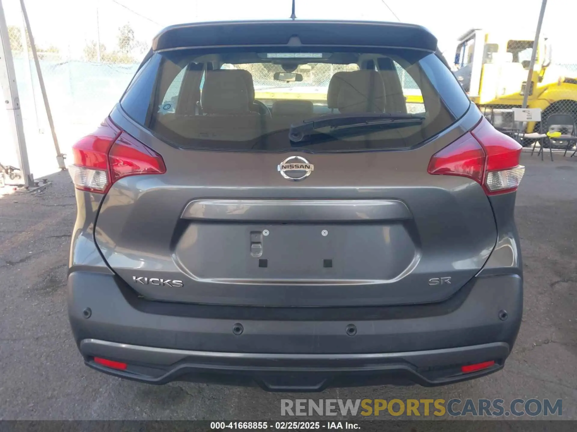 17 Photograph of a damaged car 3N1CP5DV0LL558131 NISSAN KICKS 2020