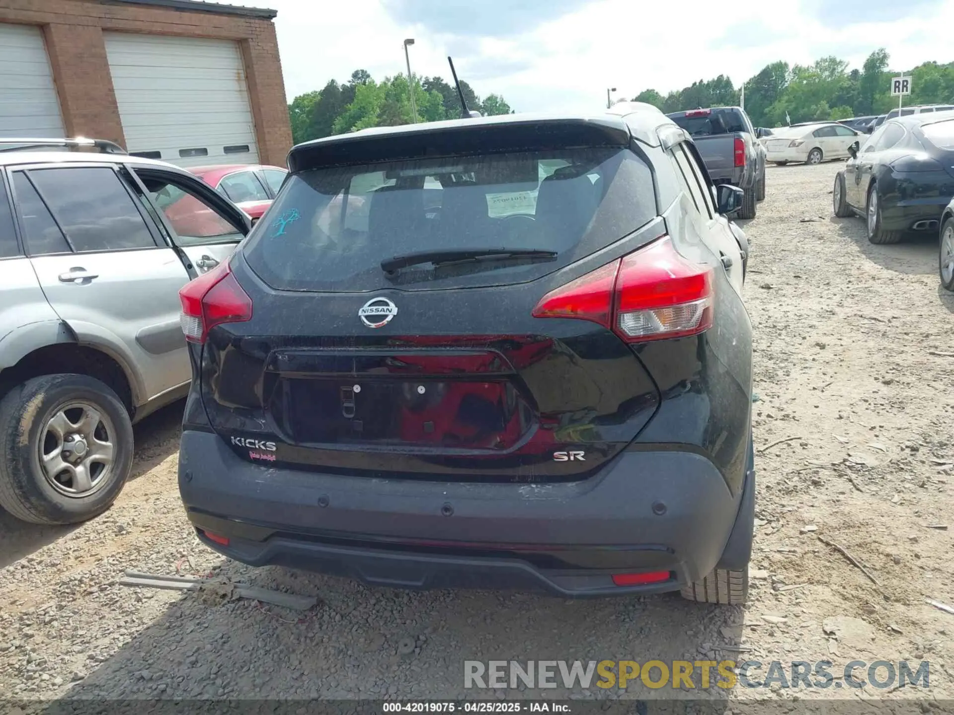 15 Photograph of a damaged car 3N1CP5DV1LL533304 NISSAN KICKS 2020