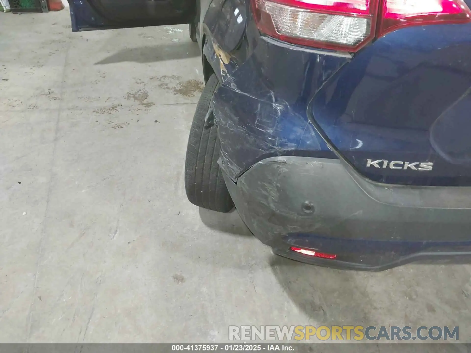 17 Photograph of a damaged car 3N1CP5DV2LL539600 NISSAN KICKS 2020