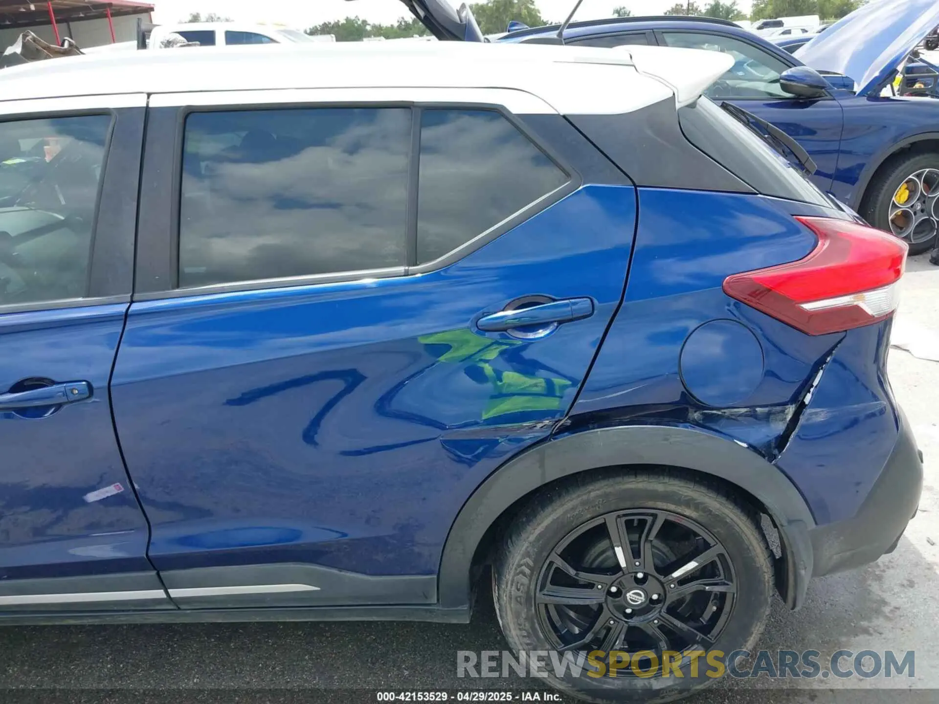 18 Photograph of a damaged car 3N1CP5DV3LL503253 NISSAN KICKS 2020