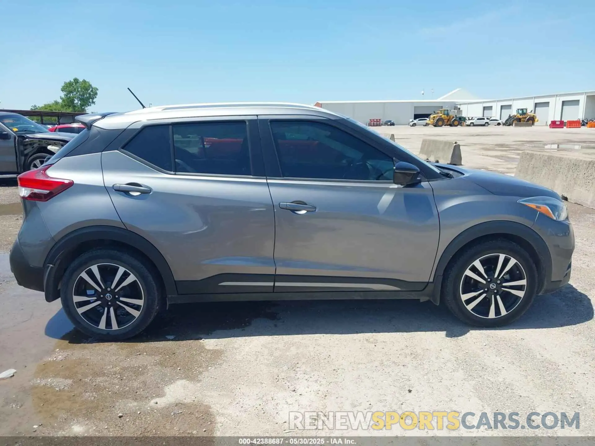 13 Photograph of a damaged car 3N1CP5DV3LL532378 NISSAN KICKS 2020
