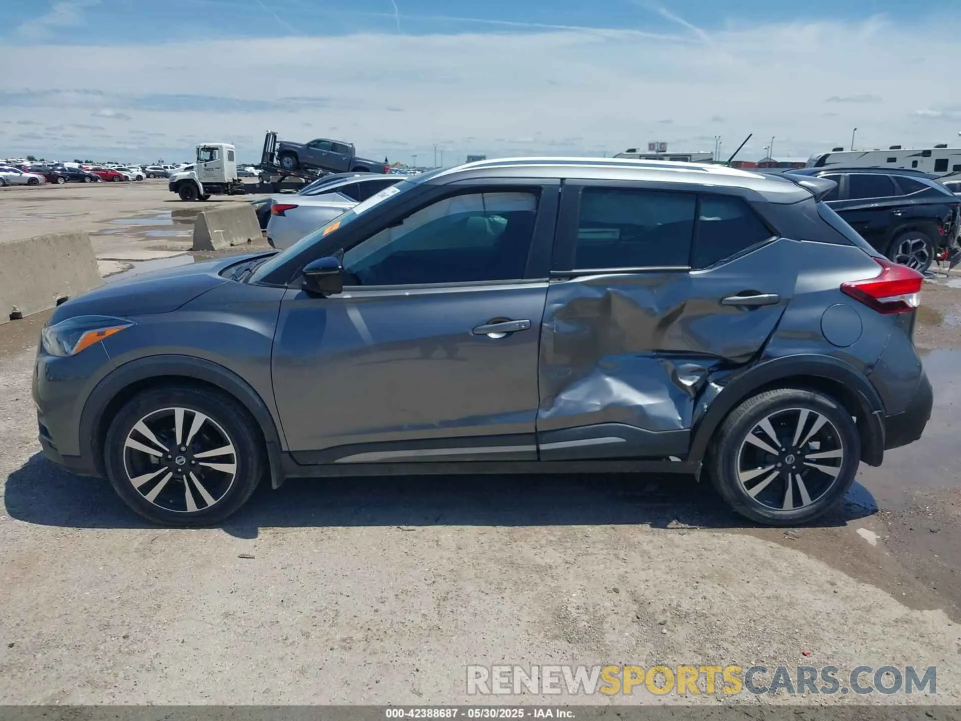 14 Photograph of a damaged car 3N1CP5DV3LL532378 NISSAN KICKS 2020