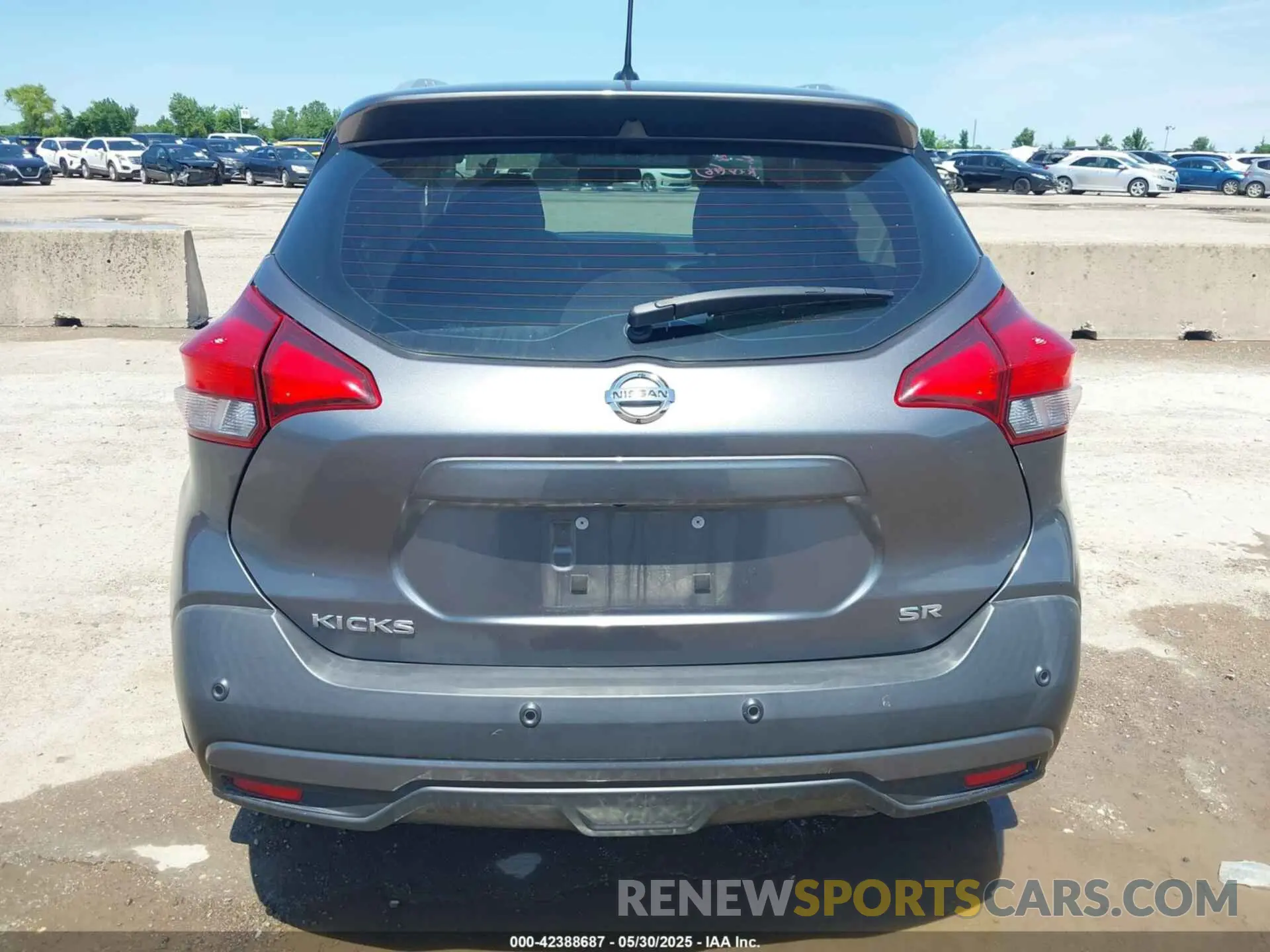 16 Photograph of a damaged car 3N1CP5DV3LL532378 NISSAN KICKS 2020