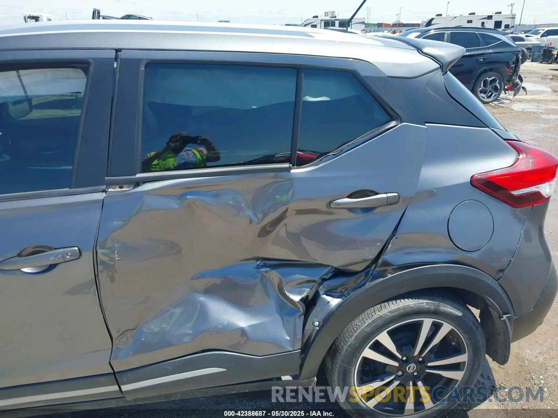 6 Photograph of a damaged car 3N1CP5DV3LL532378 NISSAN KICKS 2020