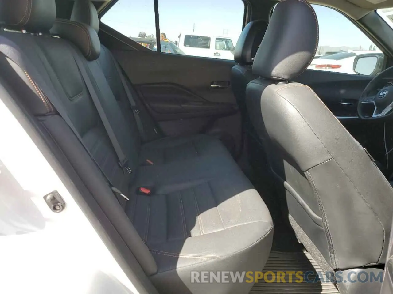 11 Photograph of a damaged car 3N1CP5DV3LL564375 NISSAN KICKS 2020
