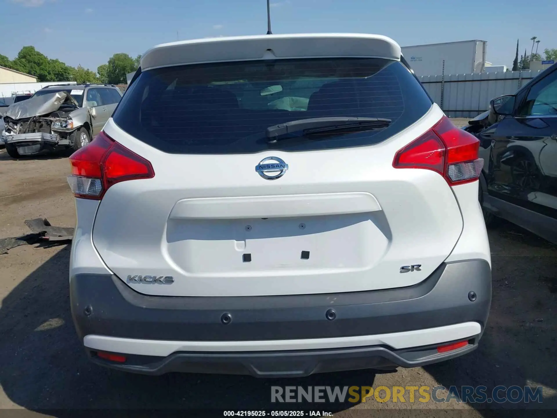 16 Photograph of a damaged car 3N1CP5DV4LL485202 NISSAN KICKS 2020