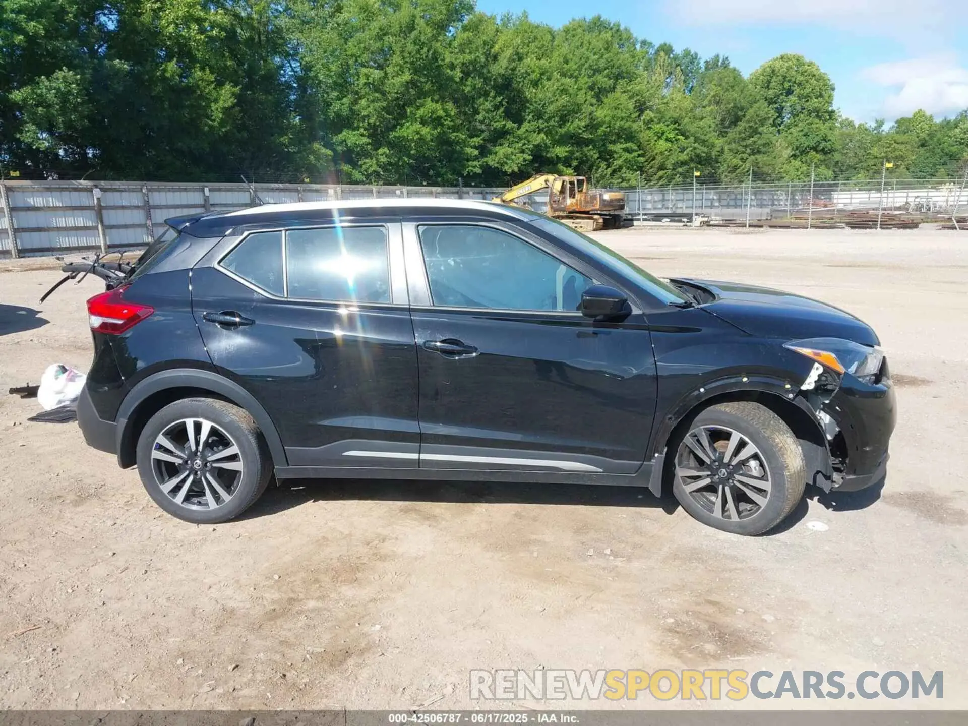 14 Photograph of a damaged car 3N1CP5DV4LL532941 NISSAN KICKS 2020