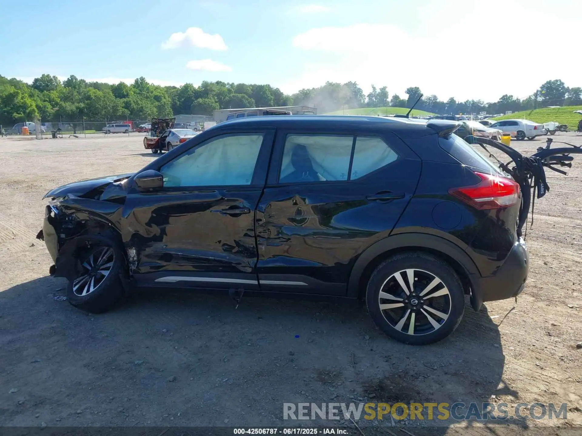 15 Photograph of a damaged car 3N1CP5DV4LL532941 NISSAN KICKS 2020