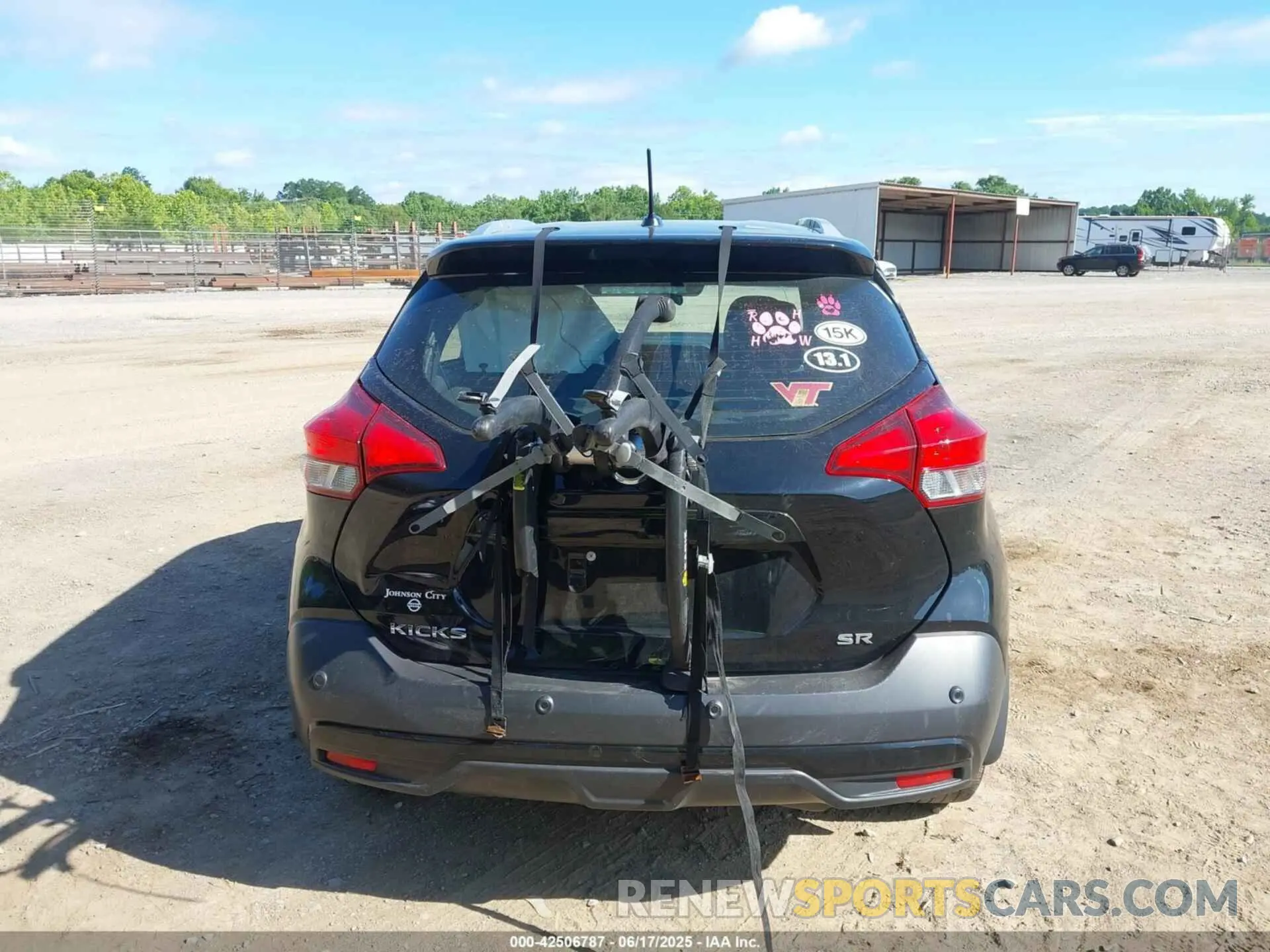 17 Photograph of a damaged car 3N1CP5DV4LL532941 NISSAN KICKS 2020