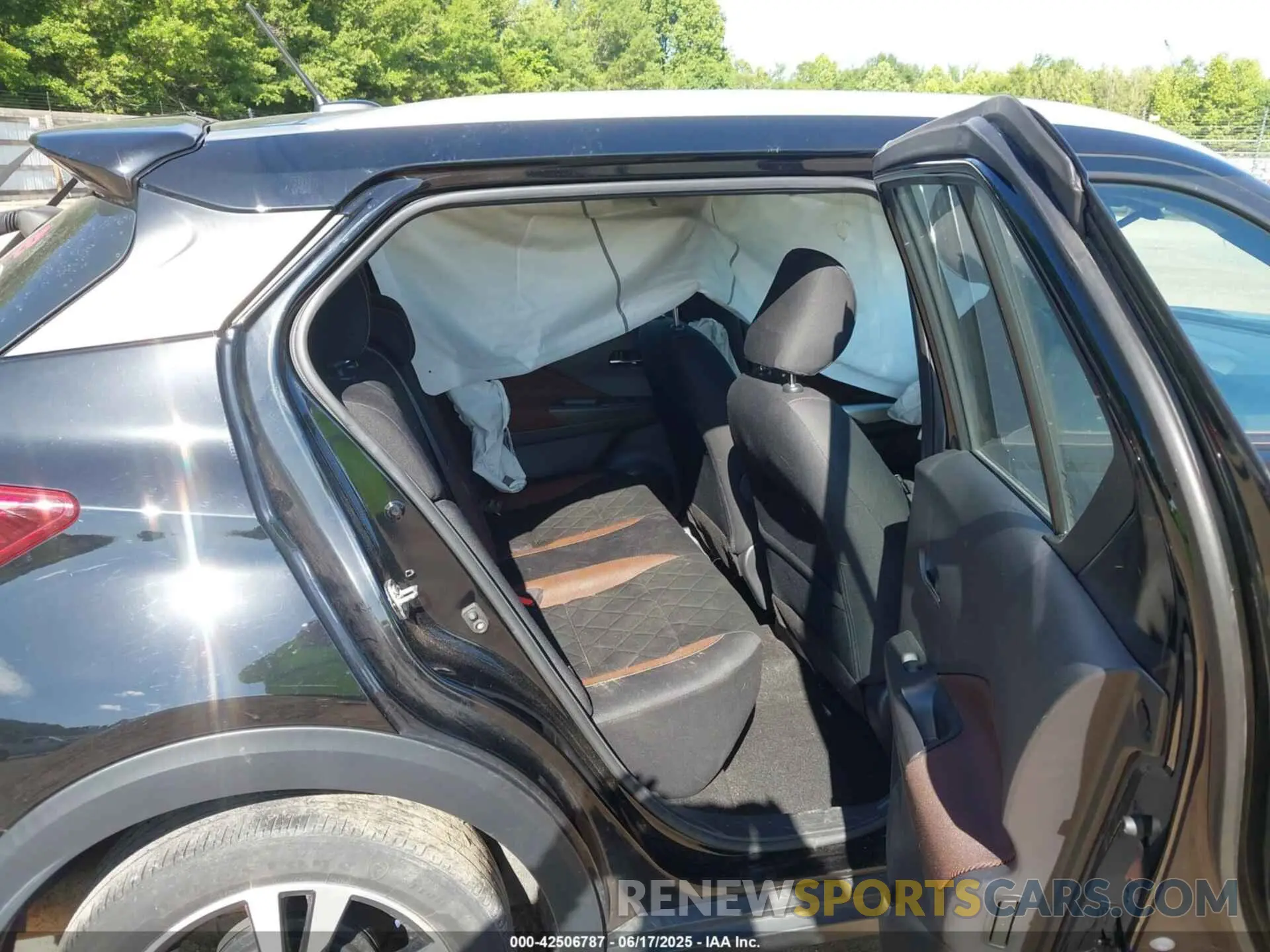 8 Photograph of a damaged car 3N1CP5DV4LL532941 NISSAN KICKS 2020
