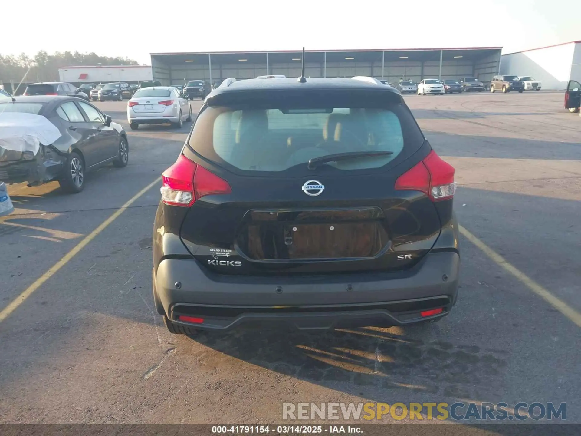 17 Photograph of a damaged car 3N1CP5DV5LL533676 NISSAN KICKS 2020
