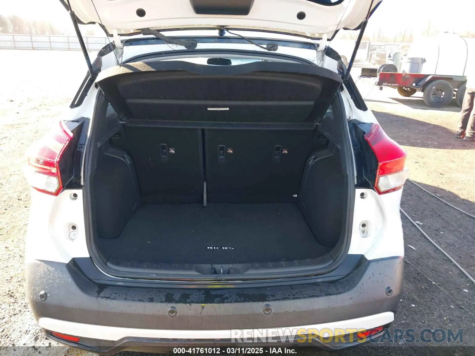 17 Photograph of a damaged car 3N1CP5DV5LL538232 NISSAN KICKS 2020