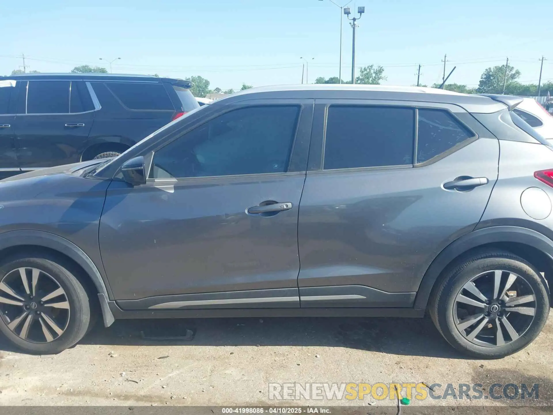 14 Photograph of a damaged car 3N1CP5DV6LL543732 NISSAN KICKS 2020