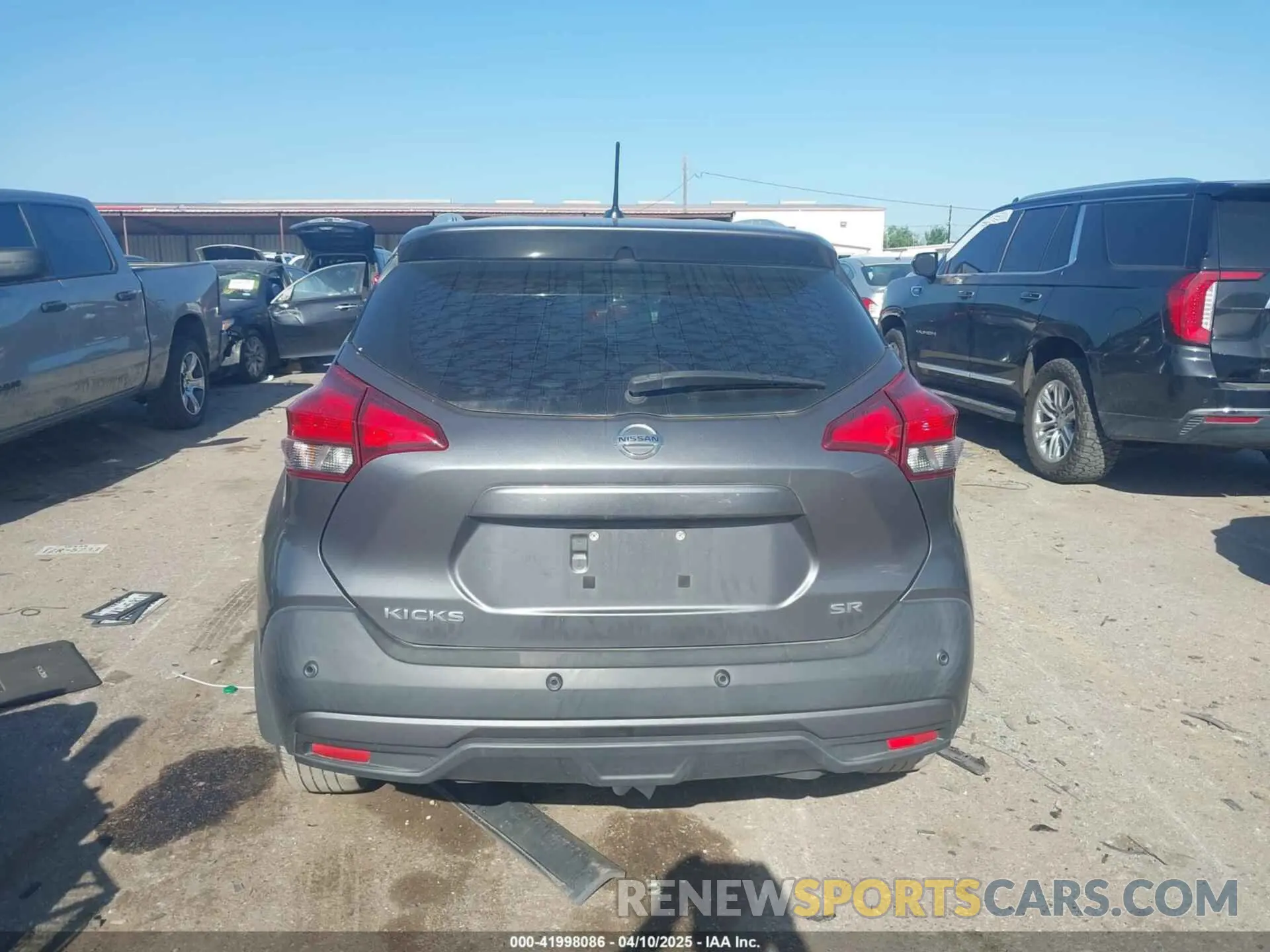 16 Photograph of a damaged car 3N1CP5DV6LL543732 NISSAN KICKS 2020