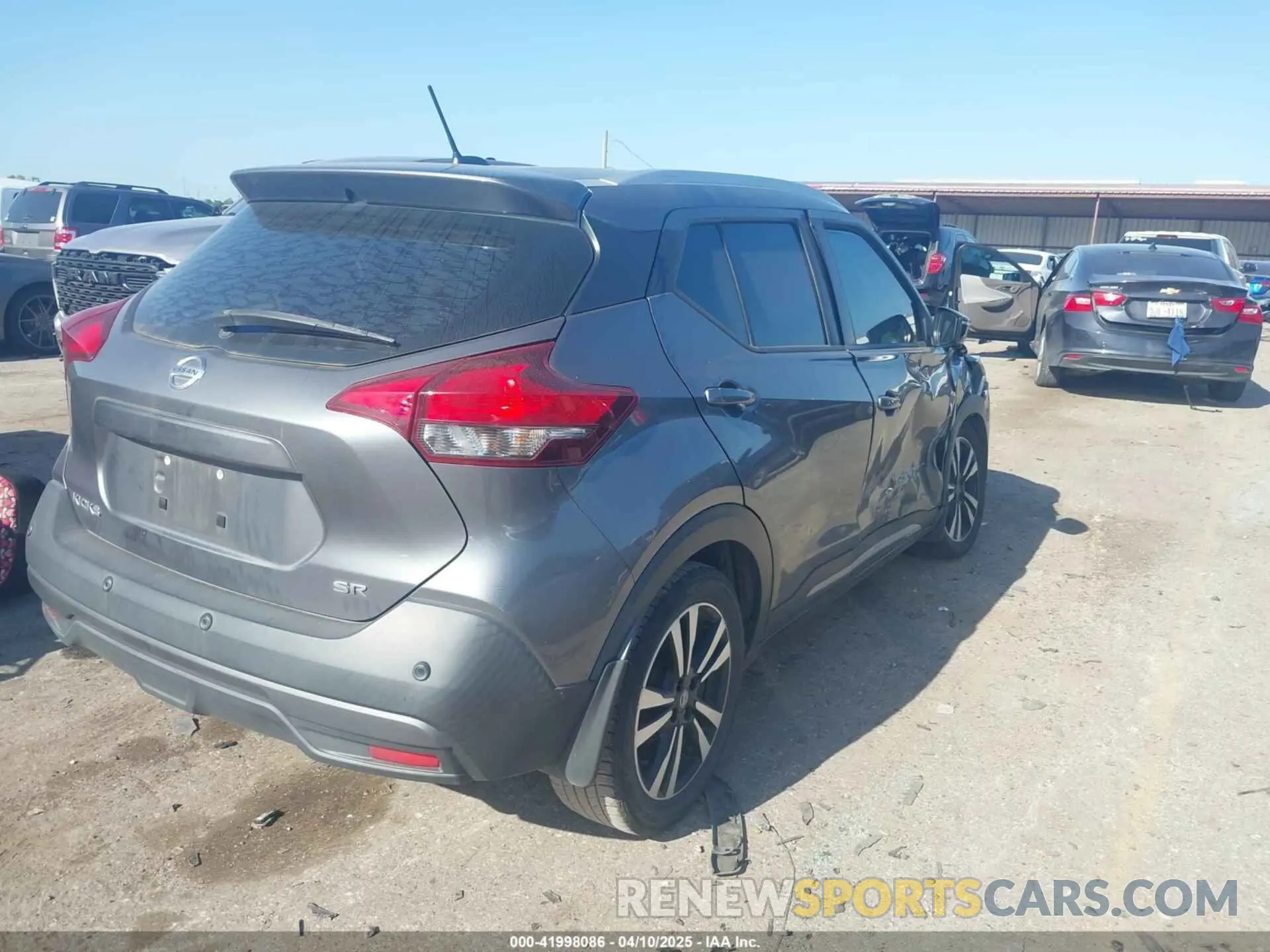 4 Photograph of a damaged car 3N1CP5DV6LL543732 NISSAN KICKS 2020