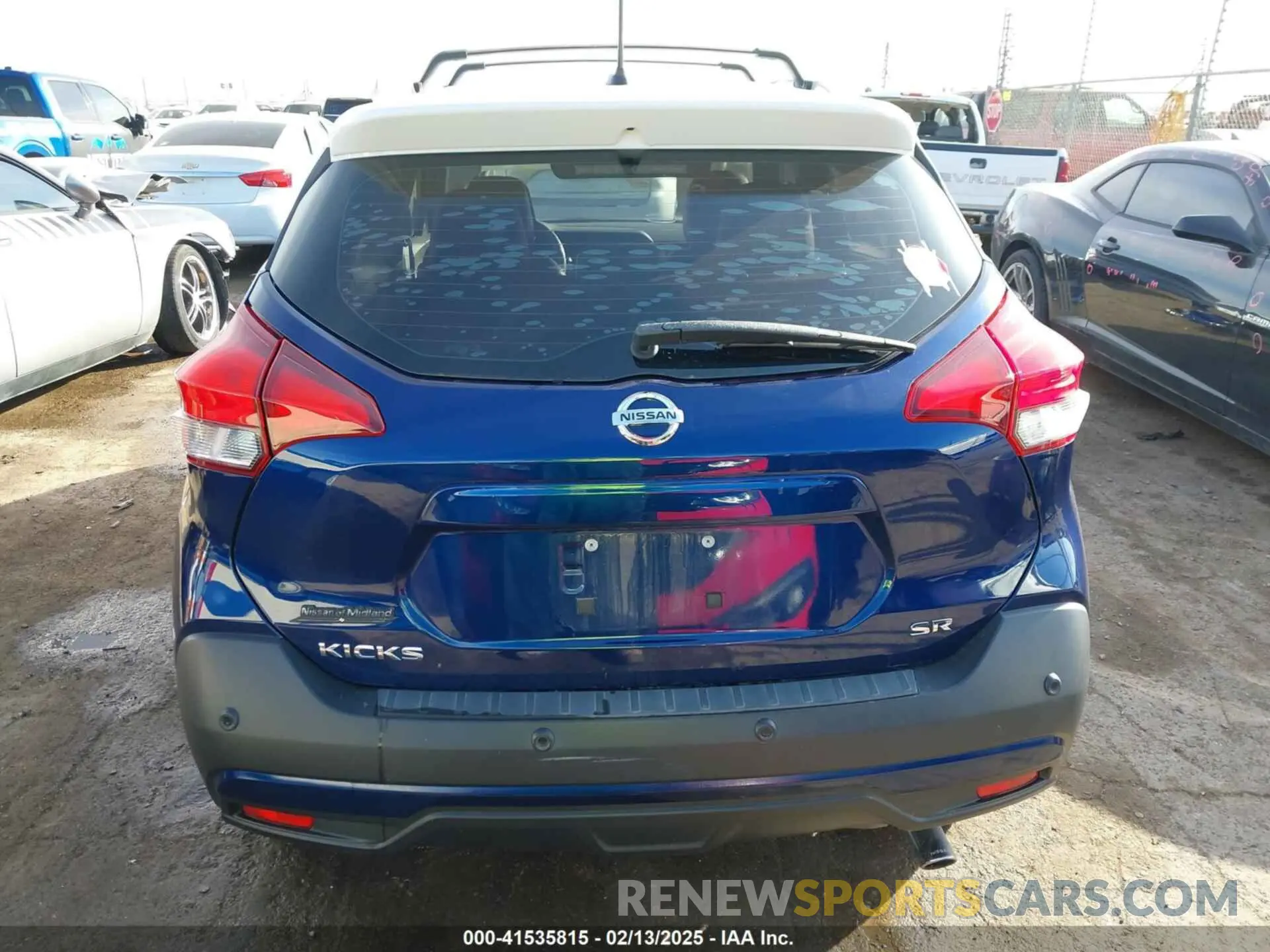 17 Photograph of a damaged car 3N1CP5DV9LL547922 NISSAN KICKS 2020
