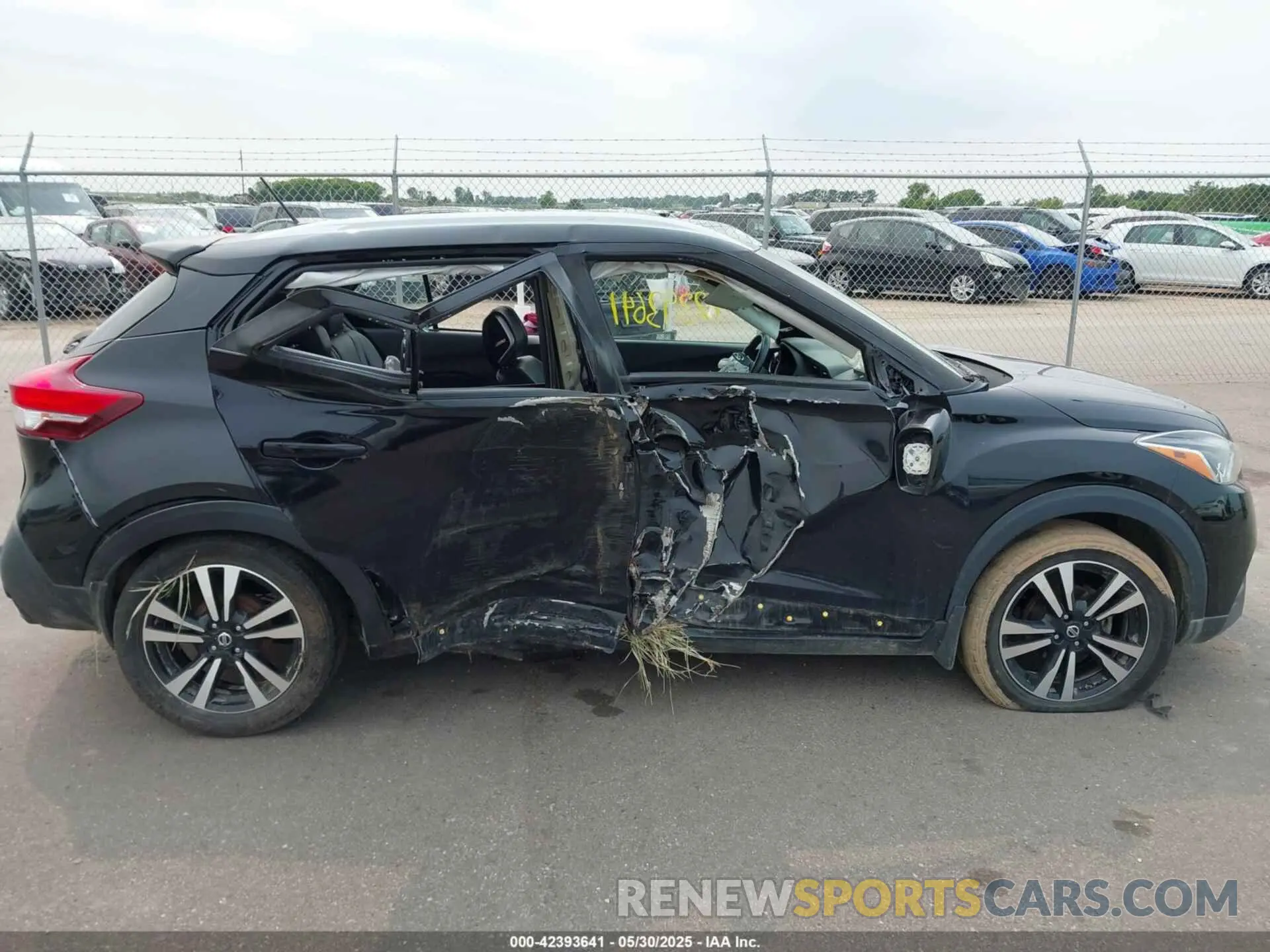 12 Photograph of a damaged car 3N1CP5DVXLL533799 NISSAN KICKS 2020