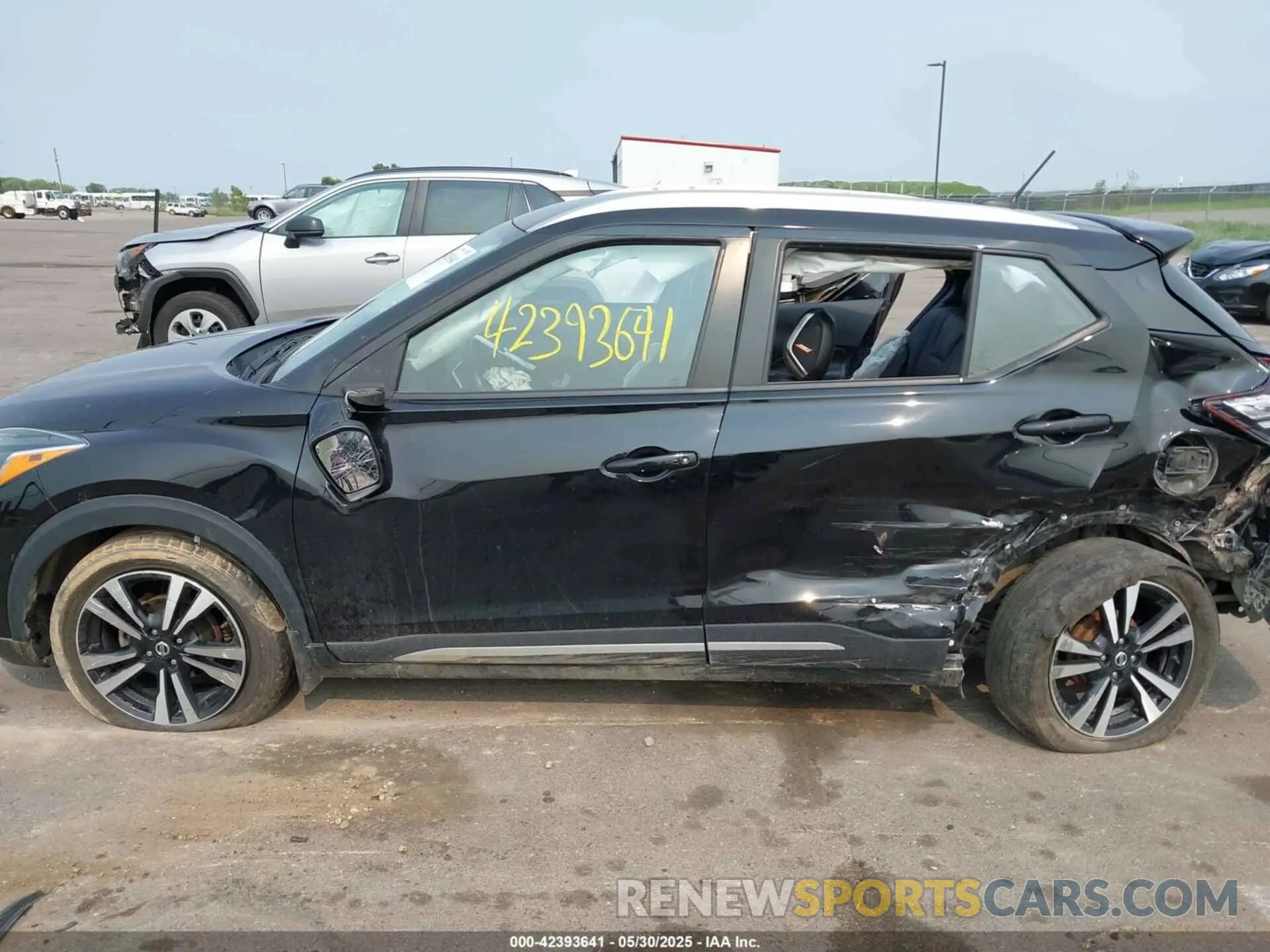 13 Photograph of a damaged car 3N1CP5DVXLL533799 NISSAN KICKS 2020