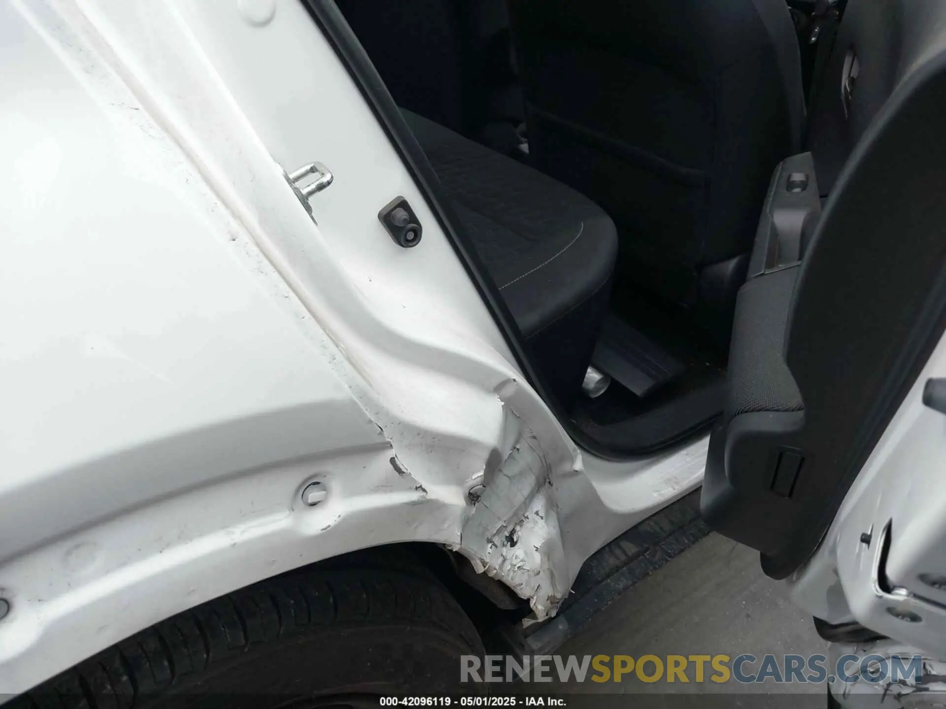 12 Photograph of a damaged car 3N1CP5BV0ML481300 NISSAN KICKS 2021
