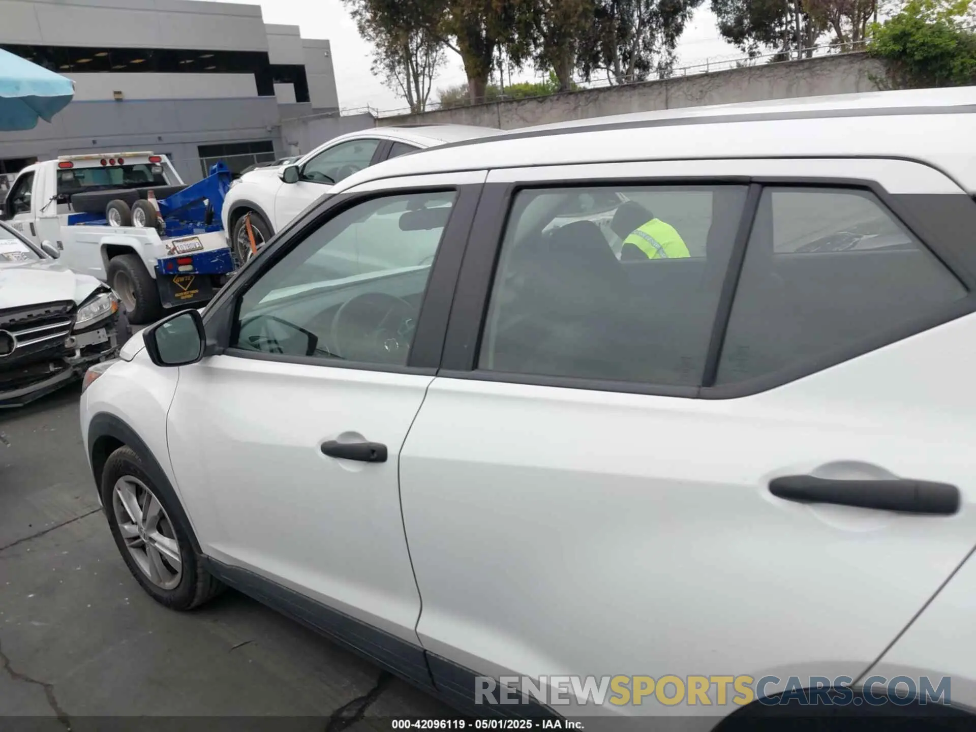 15 Photograph of a damaged car 3N1CP5BV0ML481300 NISSAN KICKS 2021