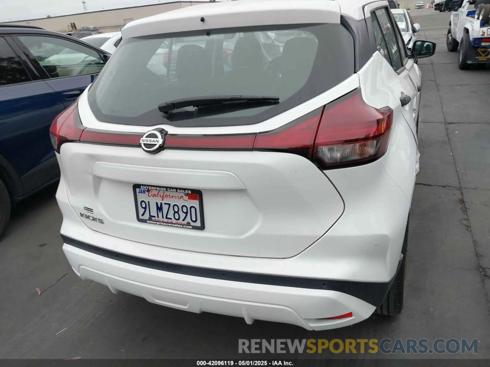 17 Photograph of a damaged car 3N1CP5BV0ML481300 NISSAN KICKS 2021