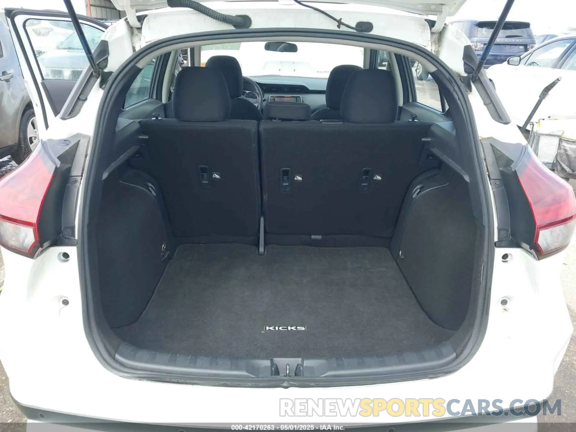 17 Photograph of a damaged car 3N1CP5BV0ML524517 NISSAN KICKS 2021
