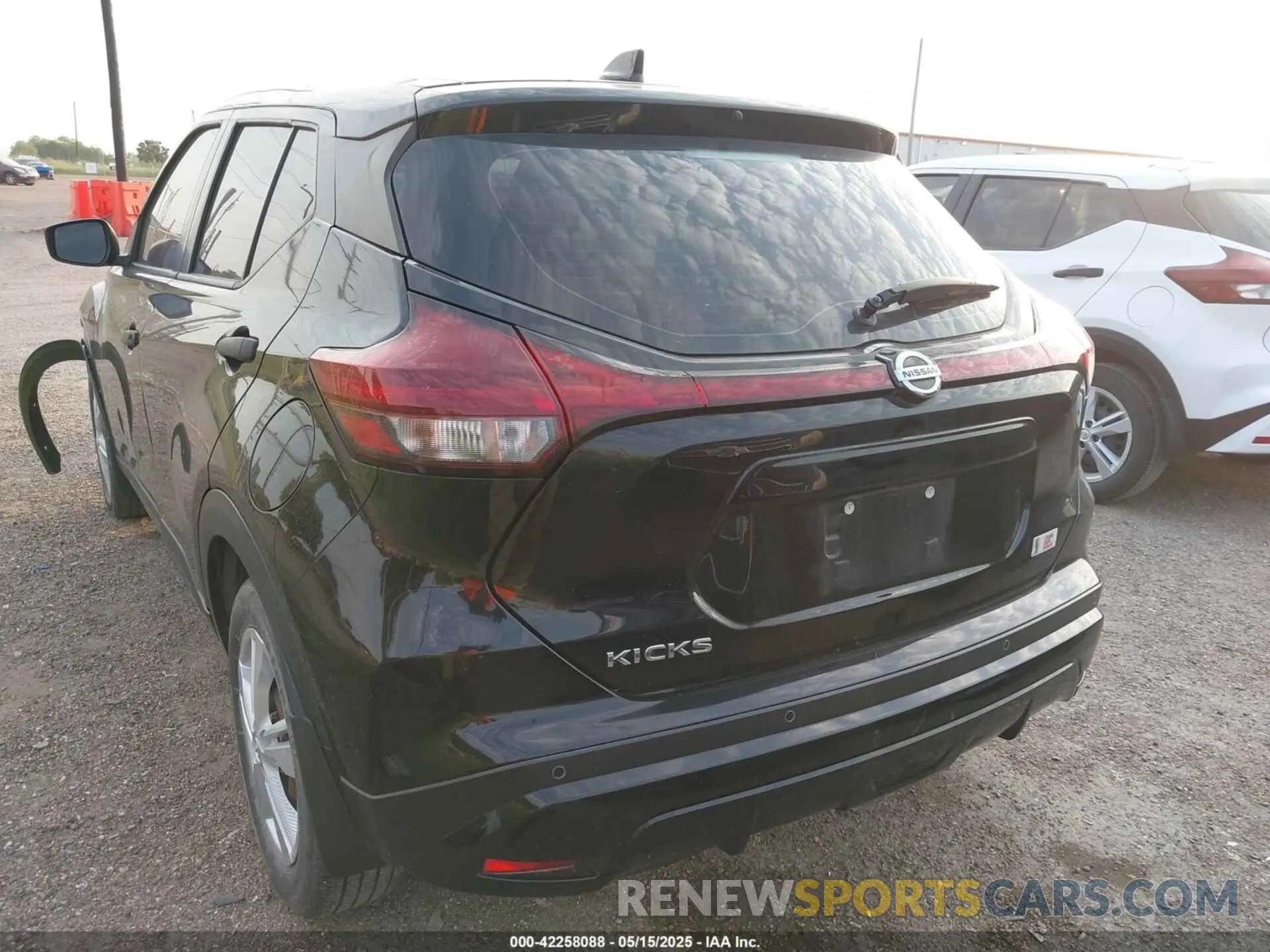 3 Photograph of a damaged car 3N1CP5BV2ML476289 NISSAN KICKS 2021