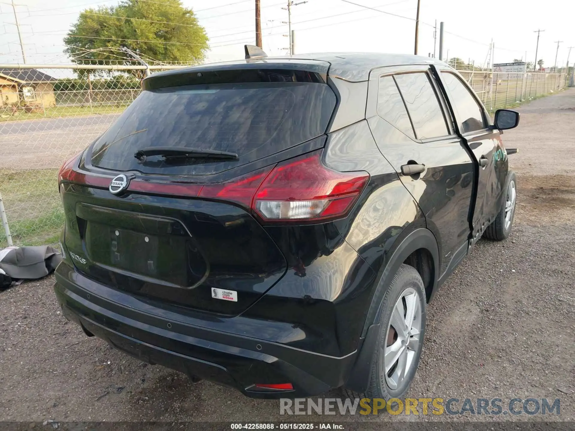 4 Photograph of a damaged car 3N1CP5BV2ML476289 NISSAN KICKS 2021