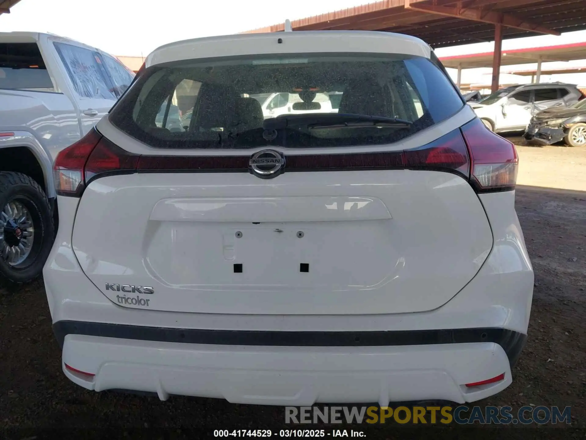 17 Photograph of a damaged car 3N1CP5BV2ML504365 NISSAN KICKS 2021