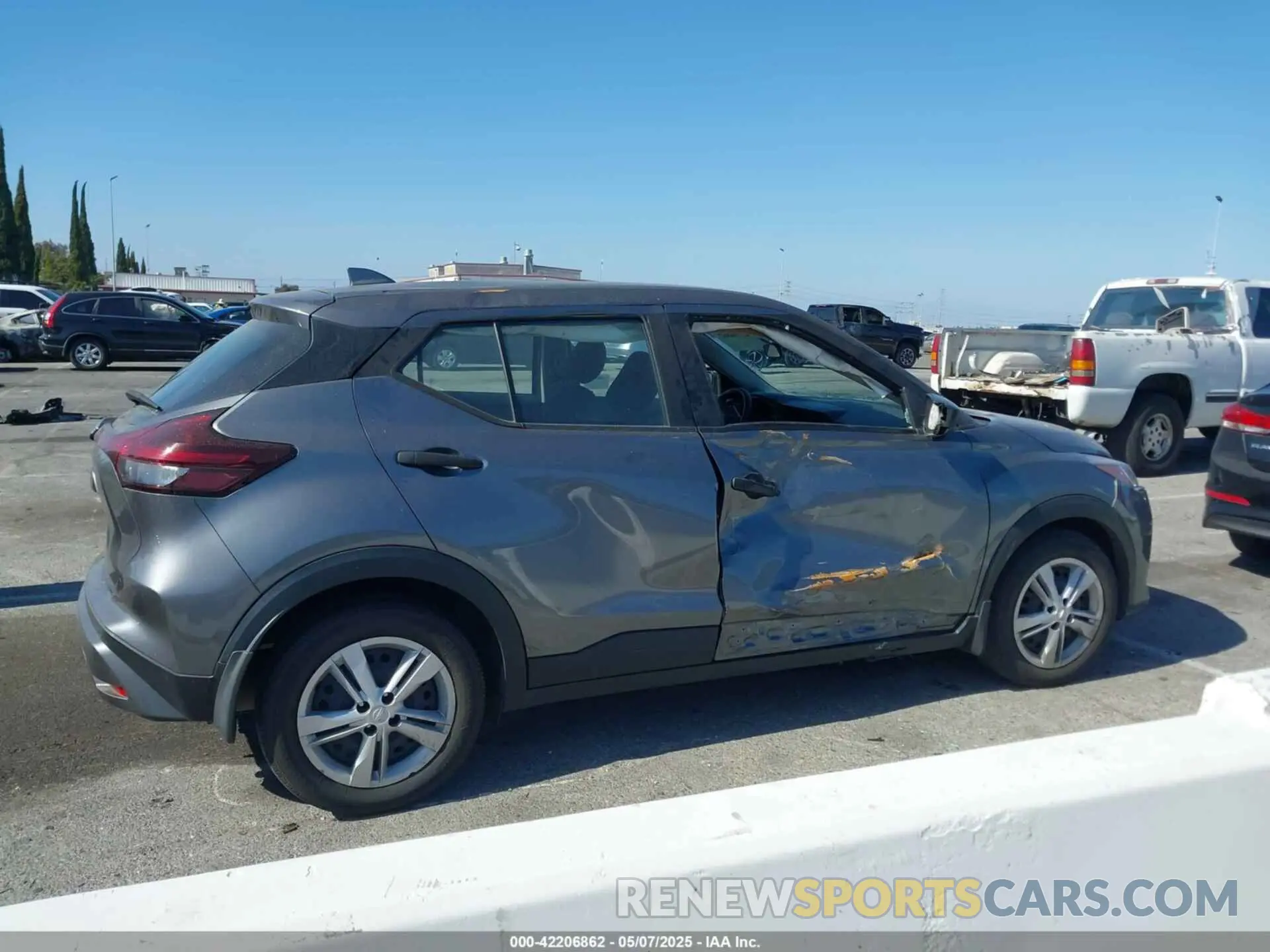13 Photograph of a damaged car 3N1CP5BV2ML528505 NISSAN KICKS 2021