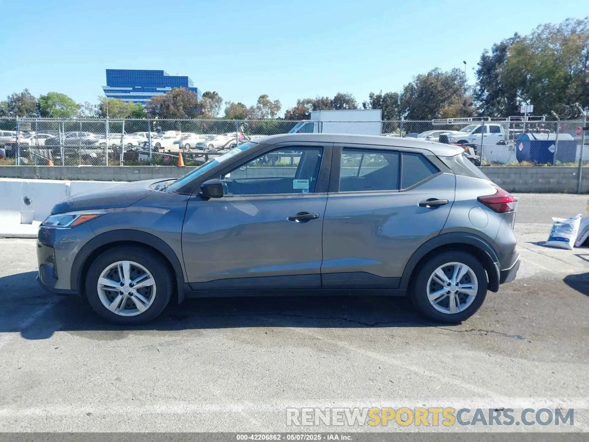 14 Photograph of a damaged car 3N1CP5BV2ML528505 NISSAN KICKS 2021