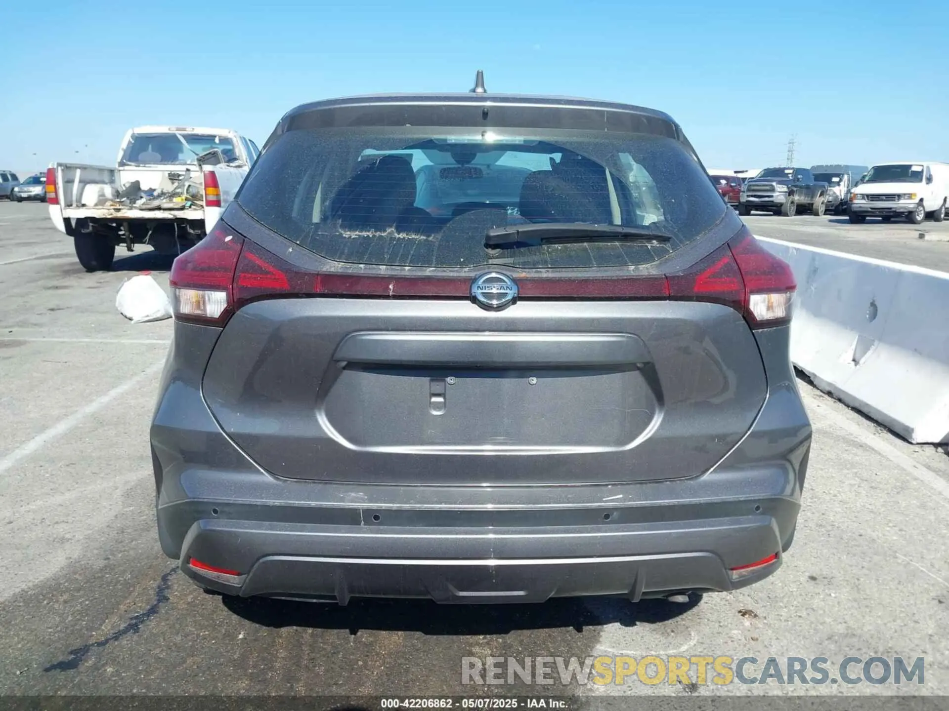 16 Photograph of a damaged car 3N1CP5BV2ML528505 NISSAN KICKS 2021