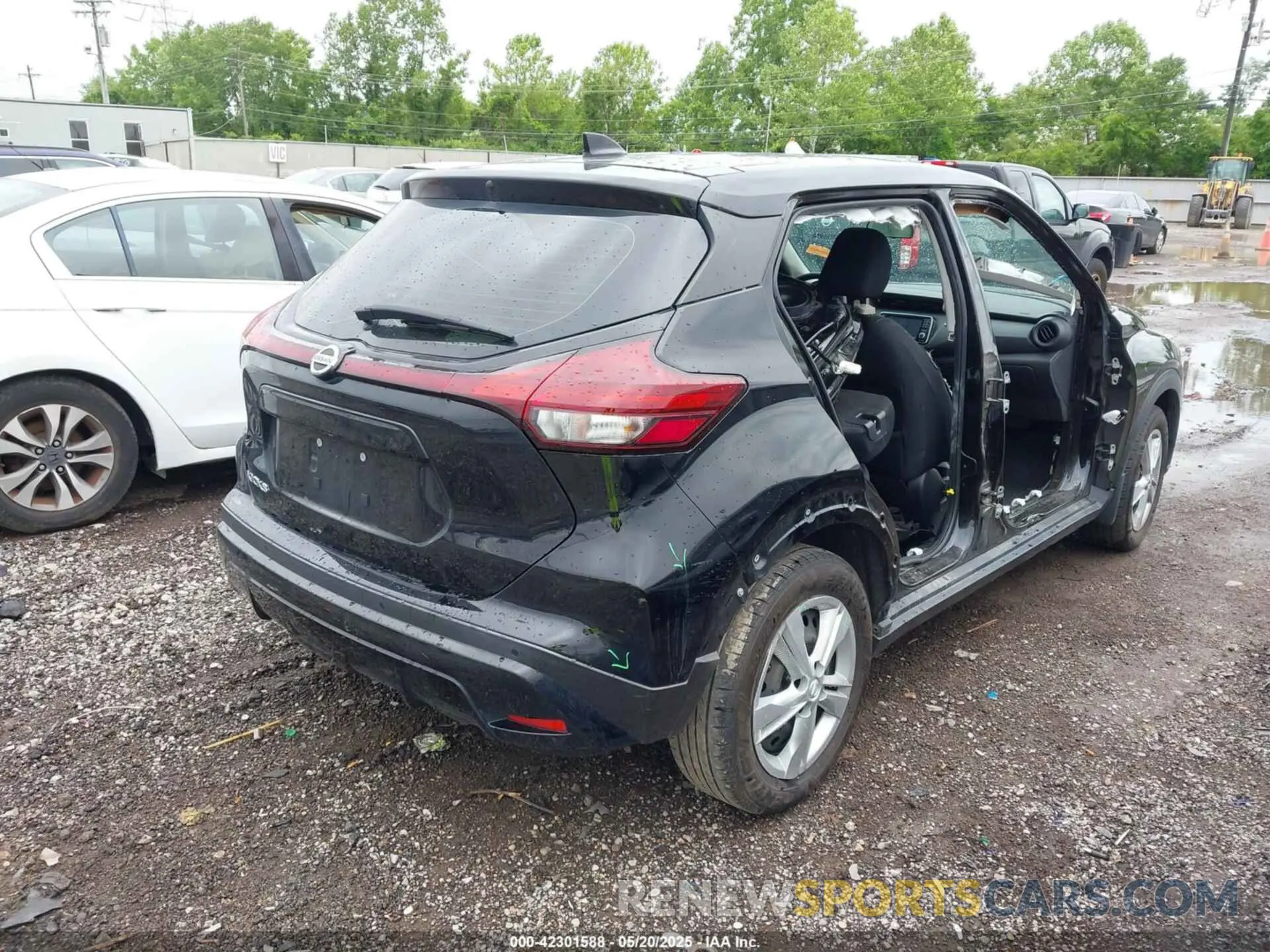 4 Photograph of a damaged car 3N1CP5BV3ML545782 NISSAN KICKS 2021