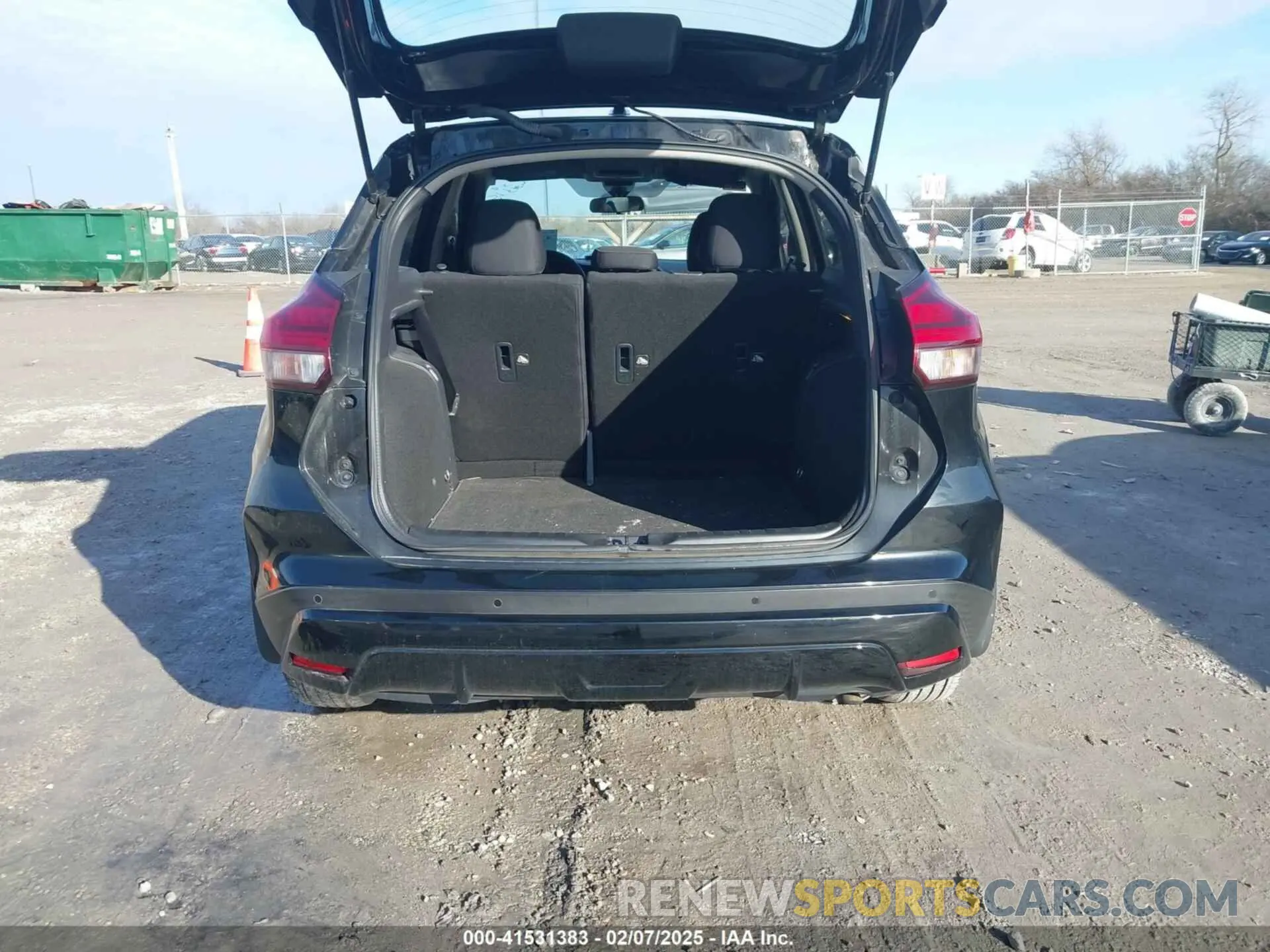 17 Photograph of a damaged car 3N1CP5BV3ML545958 NISSAN KICKS 2021